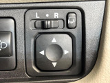 【電動格納ミラー】サイドミラーは電動格納式となっており、狭い駐車場でもキズがつくリスクを抑えられます。