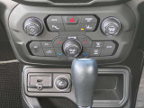 シンプルで操作しやすい運転席操作部