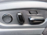 運転する時はドライビングポジションが気になりますよね。パワーシートで座席位置の微調整もしっかりできます。高級感がある装備としても人気があります。