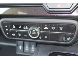フルオートエアコンを装備。車内の温度設定だけでなく空気清浄や脱臭などの効果を発揮して車内は快適空間♪