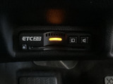 ハンドルの左下にETC2.0がついています。高速道路の料金所の通過も楽々です!。 カードの取り出しもしやすい場所についています。