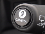 ★マルチビューカメラ★ワイパーレバー先端の「CAMERAスイッチ」を押すことで、車を上空から見下ろしたような映像をカーナビ画面に映し出し、車庫入れや縦列駐車をサポートしてくれます♪
