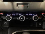 オートエアコンは左右席で独立温度コントロールが可能です。運転席はキンキンに冷やして助手席はマイルドにと言った設定が可能です☆暑さ寒さでケンカすることもなくなりますね♪