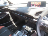運転席/助手席が独立して調節可能なフルオートエアコンやワイヤレス充電機能がドリンクホルダーの前に装備されていて、内装はクリーニング済みで、清潔感のある内装になっています。