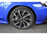 純正18インチアルミホイル/タイヤサイズは225/45R18です