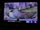 バックカメラの画像です。ガイドラインがスムースな車庫入れをサポートいたします!車庫入れの安心感がアップしますね☆