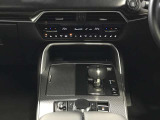 シフトレバーの奥に見えるのは、エアコンの操作スイッチでとっても使いやすいですよ♪