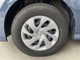 純正スチールホイール。タイヤサイズは175/70R14、現在は冬タイヤ装着で残り溝は約6ミリです