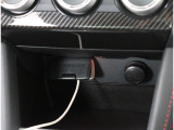 USBtypeA端子が二つ、DC12V/120W電源が二つついております。