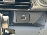 USBポートを装備。スマホやタブレットのデバッテリーを気にせず使えます。