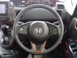ハンドル左側にはオーディオ操作が出来るオーディオリモートコントロールスイッチ、右側にはHonda SENSINGとオートクルーズコントロールのスイッチを装備!