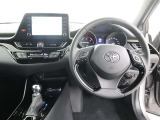 「トヨタ認定中古車」のこのお車には、走行用バッテリーを含むハイブリッド機構に初年度登録から10年間/累計走行距離20万KMまでの保証が付いています。