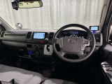 高いホールド性で運転姿勢が安定します。長距離ドライブでも疲れにくいのが魅力です。快適なドライビングライフをお送りください♪