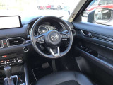 ドライバーが心に余裕をもって運転に集中できること、助手席や後席からもすっきりと前を見通せる空間の起点となり、全員が安心してドライブを楽しめることをモットーにシンプルなレイアウトとなっています。