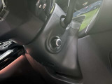 【電動コラム】シートメモリーと合わせて使用すると複数人運転する場合は、お好きなポジションを記憶する事ができます。細かな調節も可能なため、ストレスなく運転が出来ます。