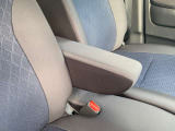運転席よりに、アームレストが付いています。長時間の運転の疲労を和らげるのに、ご利用下さい。