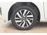 トヨタならではの「3つの安心」をセットにした『トヨタ認定中古車』です。「まるごとクリーニング」「車両検査証明書」「ロングラン保証」付き。