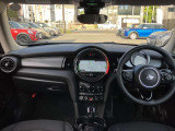 伝統的なクラシックMiniから受け継いだすっきりとしたデザインです。センターディスプレイ&トグルスイッチから操作頂けます