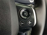 ステアリングには運転中でも簡単に操作できる各種スイッチついてます