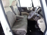 フロントシートはベンチシートです、運転席と助手席の移動が簡単です。真ん中にはアームレストも装備されています! また運転席シートの高さも調整できます。