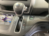 CVT車のセレクトレバーです。低速から高速まで、変速ショックのないスムーズな走りを実現するとともに、エンジン効率のよい領域を維持することで燃費にも貢献します。