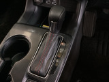 CVT車のセレクトレバーです。低速から高速まで、変速ショックのないスムーズな走りを実現するとともに、エンジン効率のよい領域を維持することで燃費にも貢献します。