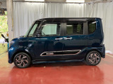 【スマートアシスト搭載車】 衝突回避支援ブレーキ機能(対車両・歩行者)、衝突警報機能(対車両・対歩行者)、誤発信抑制制御機能などの機能で安全な運転をサポートします。