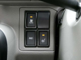 冬場に重宝する、リヤヒーターに運転席シートヒーターも装備されています。4DWの切り替えもスイッチ一つで簡単に操作できます。