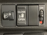 左側電動スライドドアは運転席から操作ができるよう、操作スイッチが付いています。その横にはヘットライトリベライザーのスイッチがついています。道路状況や積荷の加重に応じてライトの高さを調節できます。