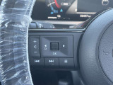 ハンドルスイッチで車両設定・オーディオの選曲や音量調整などが出来、安全性もアップ。