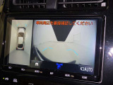 パノラミックビューモニターを装備。駐車場や交差点でクルマを真上から見るように周囲を確認できます。機能の詳細は販売店スタッフまでおたずねください。