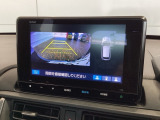 リバースギアに入れるだけで後方の表示へ切り替わります。夜間や雨の日の駐車も楽になりますよ。