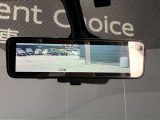 車両後方のカメラ映像をミラー面に投影します。社内の状況や天候に左右されずいつでもクリアな後方視界が得られます。