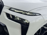 LEDヘッドライト。先進のLEDテクノロジーを採用。照射される白色光の周波特性は太陽に近く、バイキセノンヘッドライトを上回るコントラストでさらに明るく輝きます。悪天候の日でも優れた視認性を発揮します。