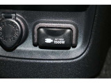 100V・1500W電源を装備。PC等の電気製品に対応し、走行中にも使用できます。アウトドアでも活躍しますし、停電などの非常時には電源としても使える便利な装備です。ラゲージスペースにも装備しています。