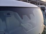 全てのクルマに車両検査証がついています。中古車オークション業界で確立された公正な基準を採用しています。トヨタ自動車によって、修復歴や状態を正しく判断できると認定された車両検査員が、1台1台検査し点数と