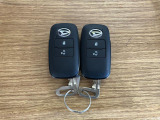 【スマートキー】 スマートキーを携帯していれば、ドアハンドルのボタンを押してロックの解除ができ、パワースライドドア(左側)もワンタッチで開閉できます。