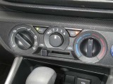 【オートエアコン】車内温度を感知して自動で温度調整をしてくれるのでいつでも快適な車内空間を創り上げます!どの席に座っても快適なドライブが楽しめます♪