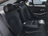 後席も使用感はさほど感じず、運転席・助手席同様に清潔感があります。後席シートもしっかりと作り込まれていますので、座り心地も悪くありません。是非、実車にてご確認下さい。