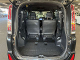 トランク収納スペースをご確認ください。荷物の積み下ろしがしやすい広さを確保しており、日常使いからレジャーまで幅広く活用できます。