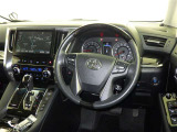 運転席まわりです。 各操作スイッチは使いやすい位置に配置されてます。