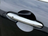 キーを取り出す必要がないスマートキー。ドアノブのボタンを押すだけでロック・アンロック可能で、利便性と快適さを両立し、スマートなカーライフを実現します。