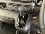 CVT車のセレクトレバーです。低速から高速まで、変速ショックのないスムーズな走りを実現するとともに、エンジン効率のよい領域を維持することで燃費にも貢献します。