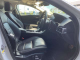 運転席はドライバーをしっかり包み込むように設計されており、長時間のドライブも問題御座いません。