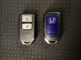 スマートキーを装備しています。鍵を差し込むことなくドアロックの開け閉めと、スタートボタン操作でのエンジンスタートができます。スペアキーも同じものを用意しております。