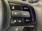 ハンドルにHondaセンシング系のクルーズコントロールやレーンキープアシストなどの操作スイッチが装備されています。ハンドルから手を離さず安全に操作できます。