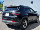 JEEPエンブレムが輝く後姿は見とれてしまうほど魅力的!