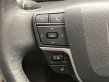 運転中、オーディオの操作をしてて、ハッとしたことはありませんか?ステアリングスイッチは、運転中でもハンドルでオーディオの操作が可能です。安全なドライブをサポートします。