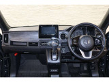 操作性に優れた運転席となります!小物入れや各ボタンの配置にこだわり、使いやすいです!座り心地もよく視認性も良好なのでロングドライブもお任せ下さい!