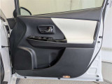 運転席ドア内張はご覧の通り。ドアポケットの収納もバッチリです